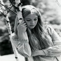 Izbliza tinejdžerske djevojke koja drži stablo traknog postera za razmišljanje