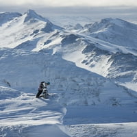 Profesionalni snowboarder koji gleda preko izleta na ekstremnom terenu, Ushuaia, Patagonia, Argentini,